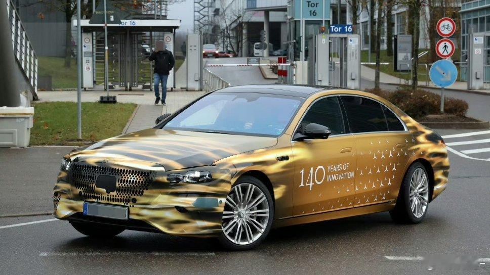 新款奔驰S级伪装测试车曝光头灯和尾灯都有奔驰LOGO的元素侧面线条修长，内饰大屏