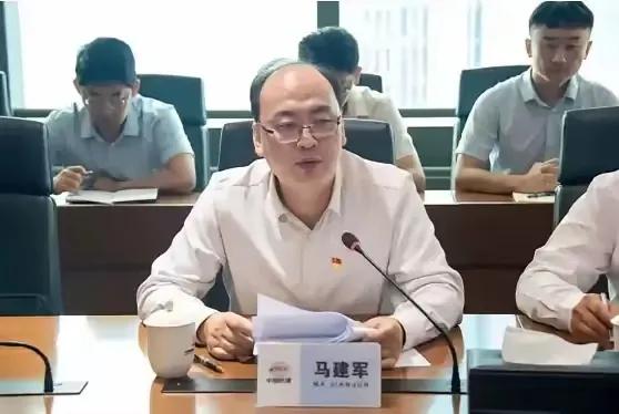震惊，中铁副总又坠楼身亡了，前任董事长坠楼身亡才隔了短短4年，
你敢相信？
为啥