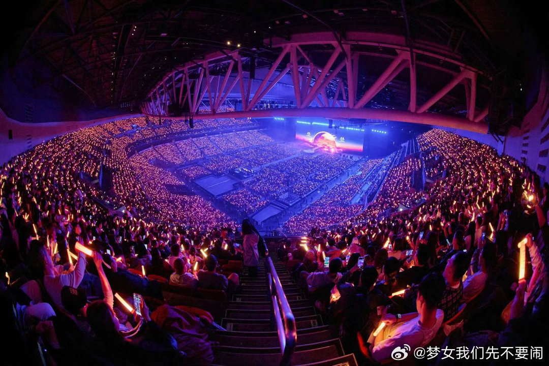 抽4个人去看演唱会！酒店+机票+演唱会门票全包！不要的可折现6000元！想干嘛干