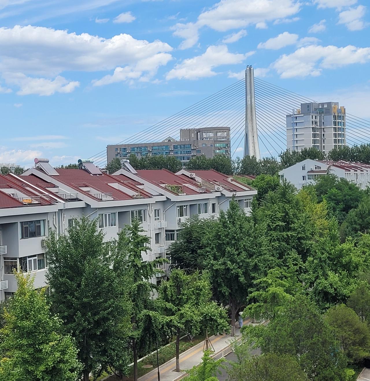 某些北京人吹牛的好日子又来了，哈哈，今天空气质量优，云彩特别漂亮。得承认，北京今