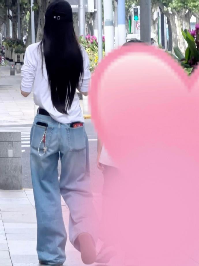 Angelababy及腰长发Angelababy上海街头被偶遇惬意的街头日常！A