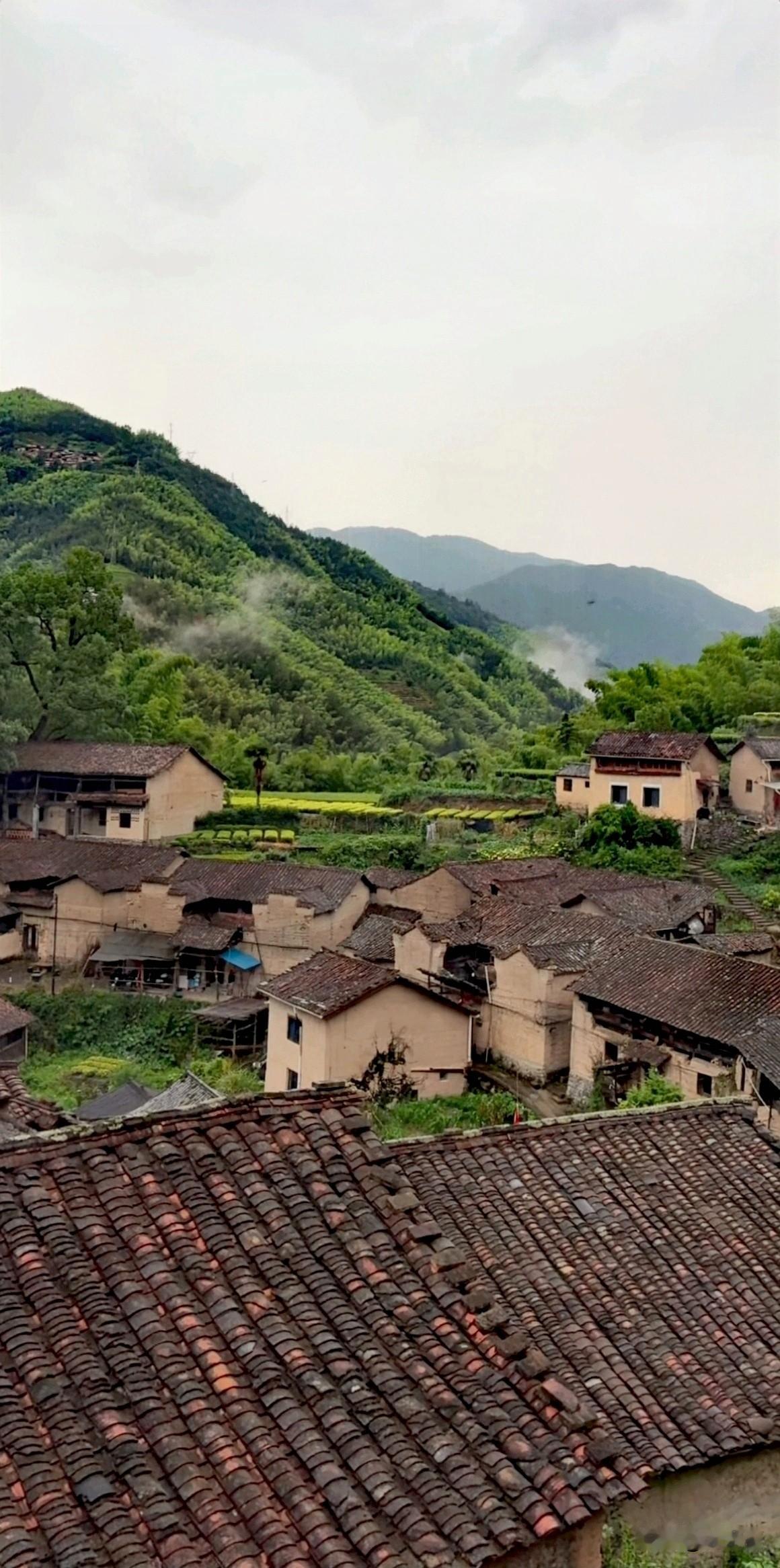 刚在大山脚下的古村落溜达了一圈，随手拍了张风景照。这村子古香古色的，韵味十足。错