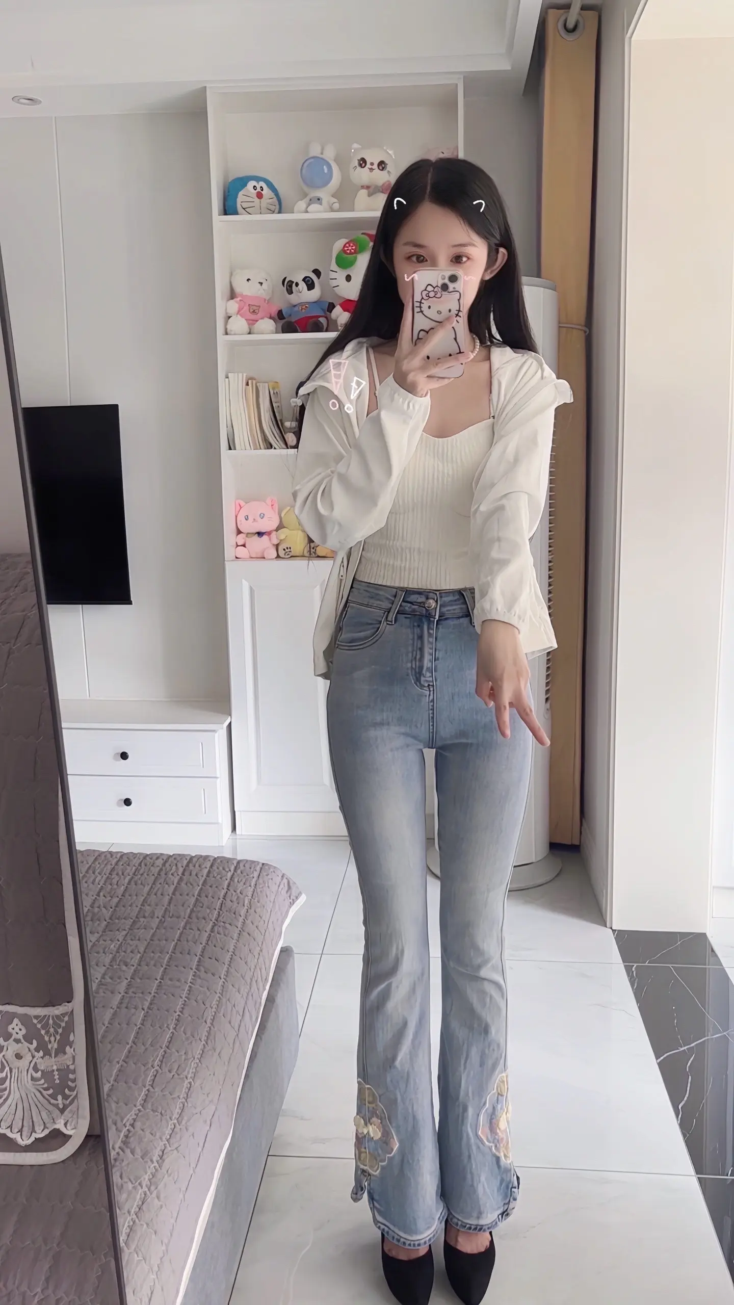 对镜拍清纯简单干净完美身材紧身牛仔裤