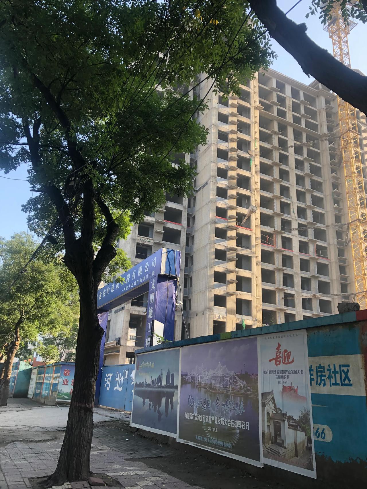 房产 位于邯山区绿化南路烂尾十年的中央名都商品房前段时间终于交房了。
今天经过看