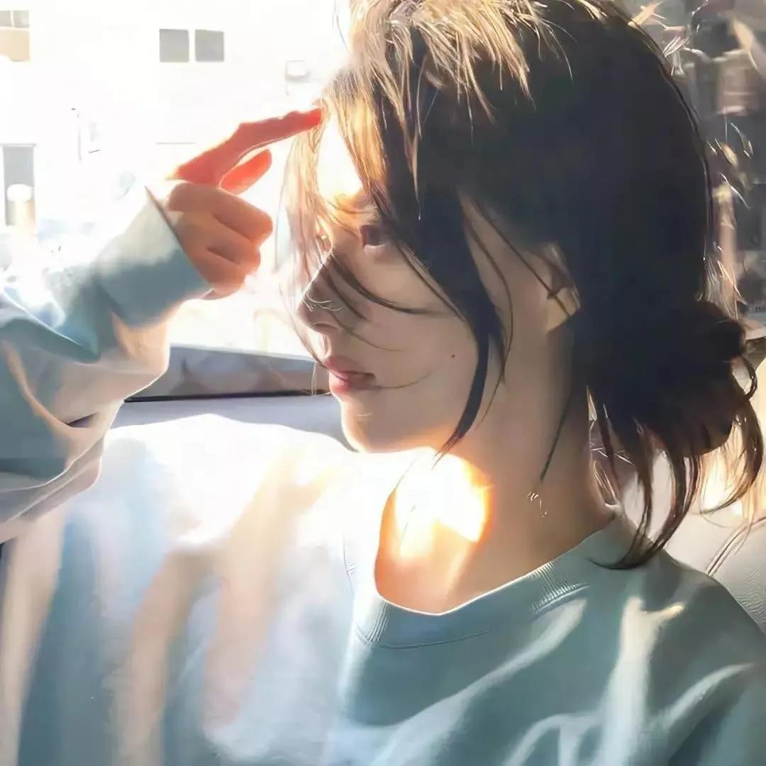 阳光洒进车窗，温柔瞬间定格清晨的一抹阳光 秋日第一份暖阳 阳光美景 那天的阳光很