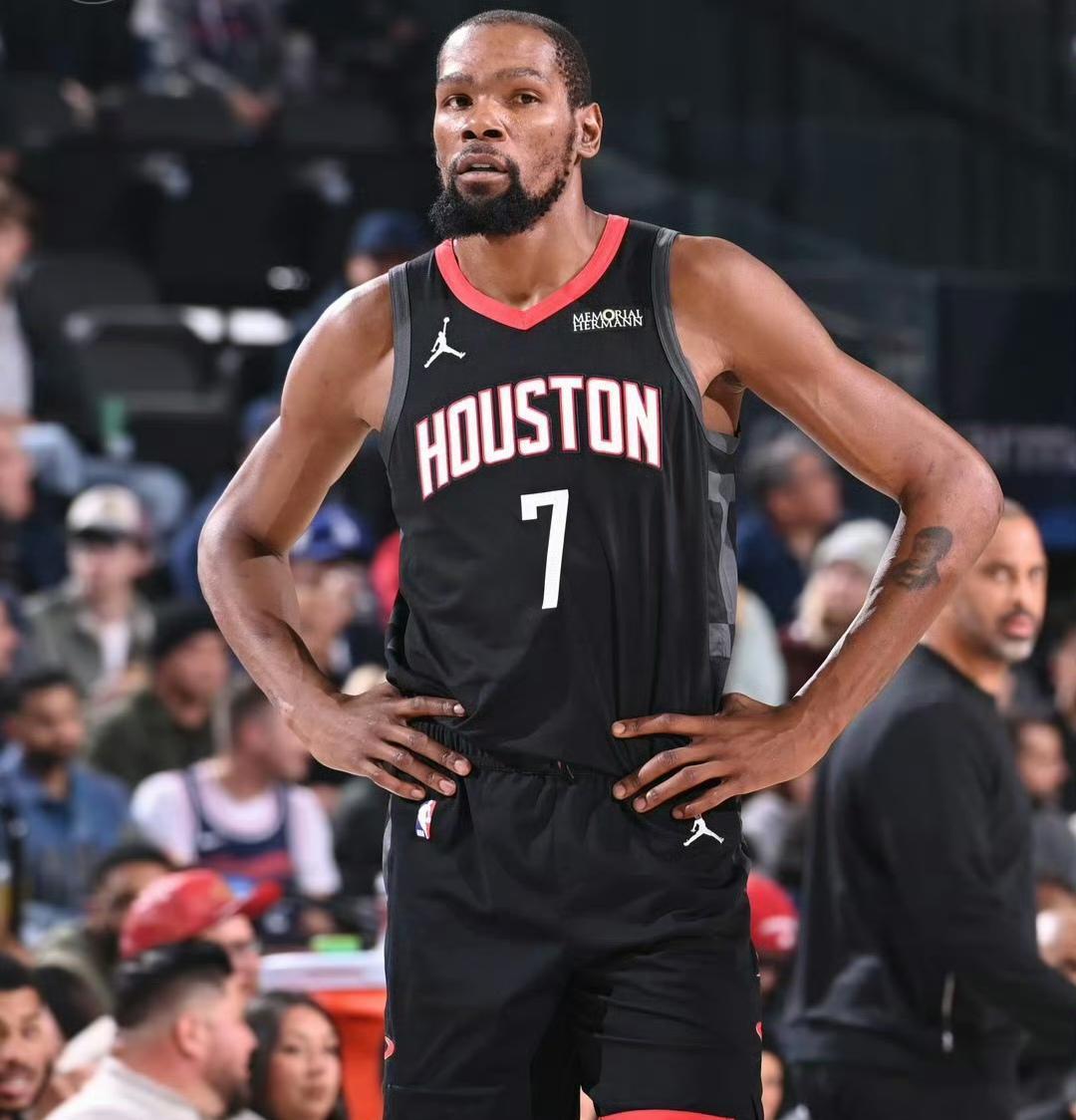 杜兰特在火箭场均27分，球队却吞下四连败；太阳没他后，战绩冲进西部前五。
火箭防