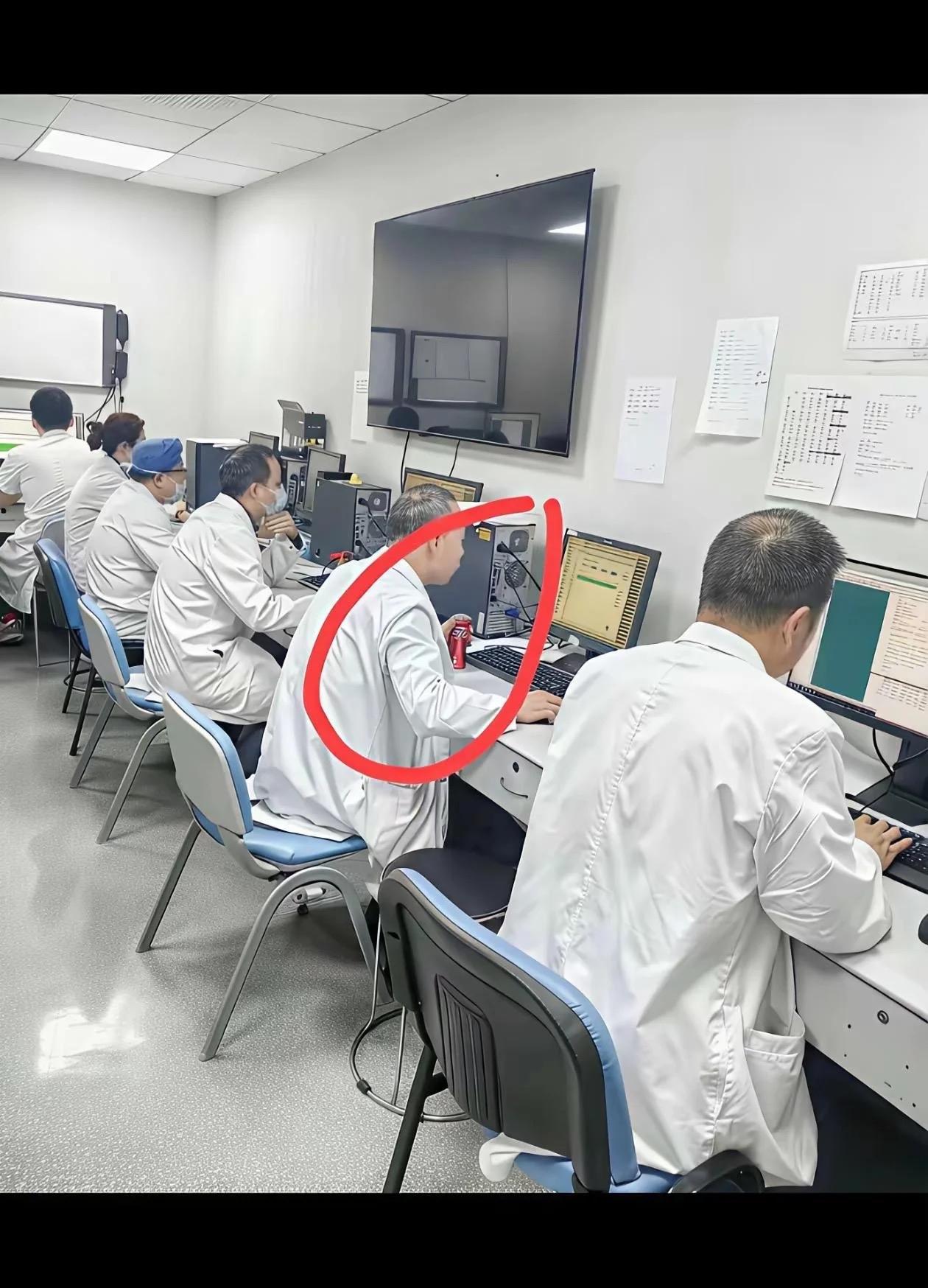 总有人一口咬定碳酸饮料全是坏处，看完这张图瞬间被打脸。
一群医护人员集中办公，这