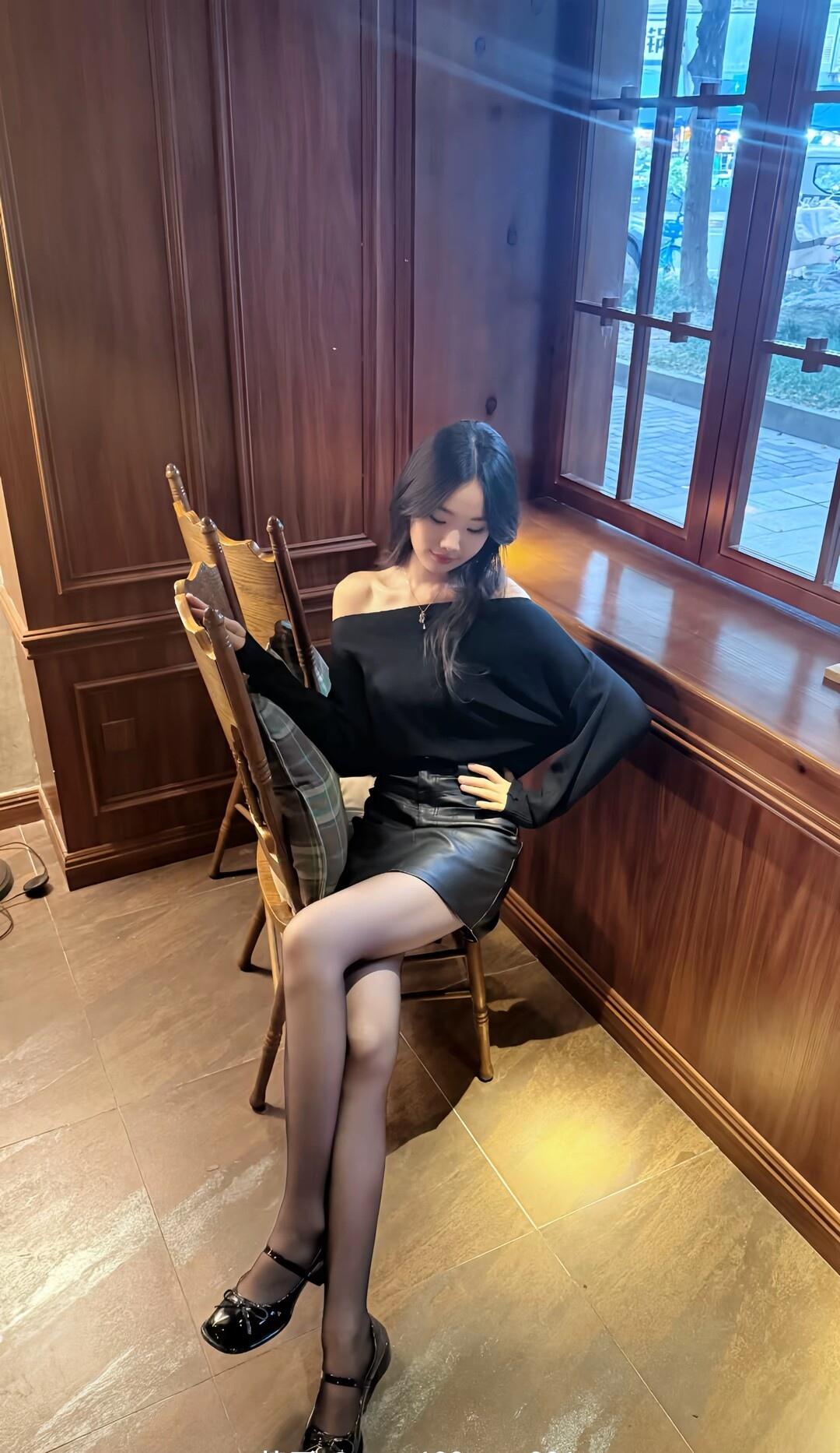 优雅黑裙，气质满满，尽显都市女性魅力！💃🏻✨