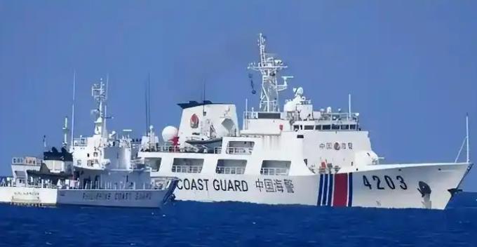 1月12日晚间，马尼拉的中国驻菲律宾使馆灯火通明。副发言人回应：中方坚决拒绝菲律