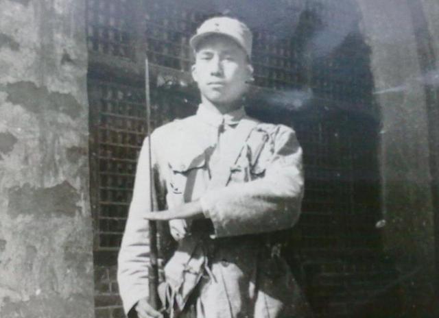 1942年，一位受重伤的国民党士兵倒在了六旬农妇家门口。农妇当即对这位国军进行了