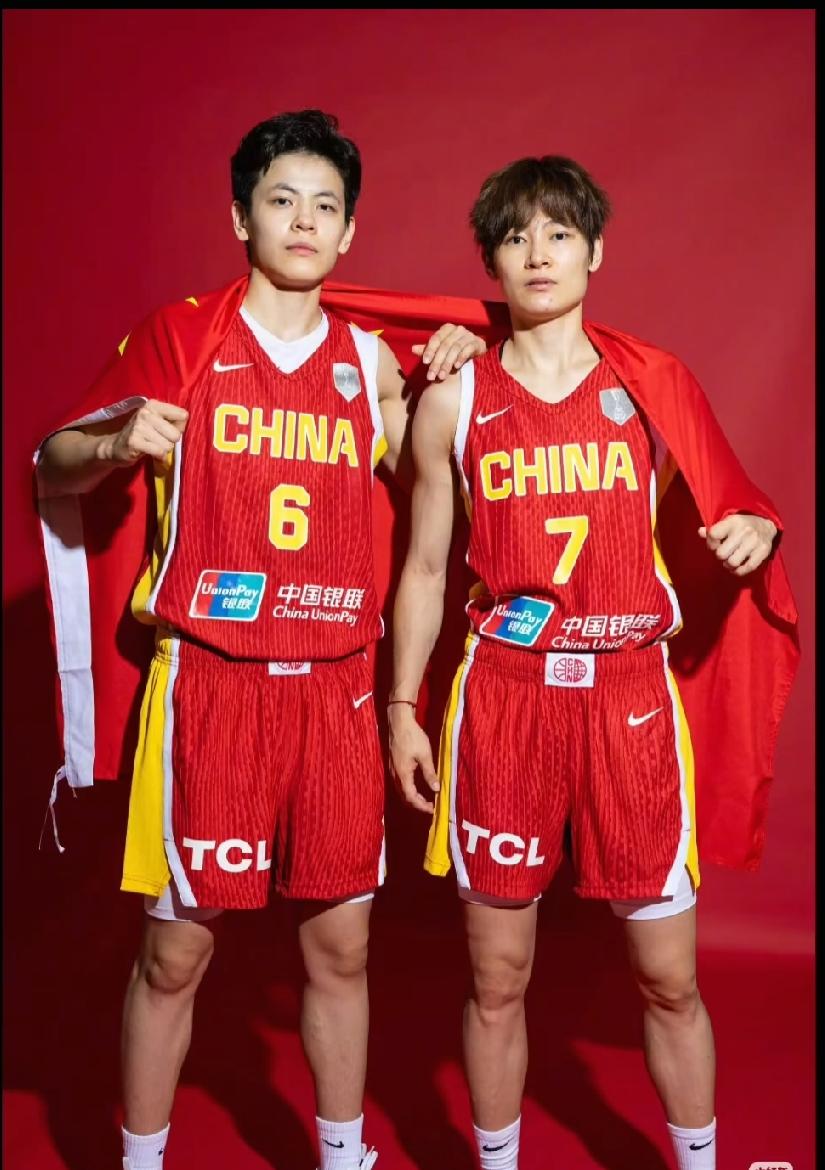 杨舒予哭没哭，
我不知道，
但是我敢确定一点，那就是她的姐姐杨力维很欣慰。

她