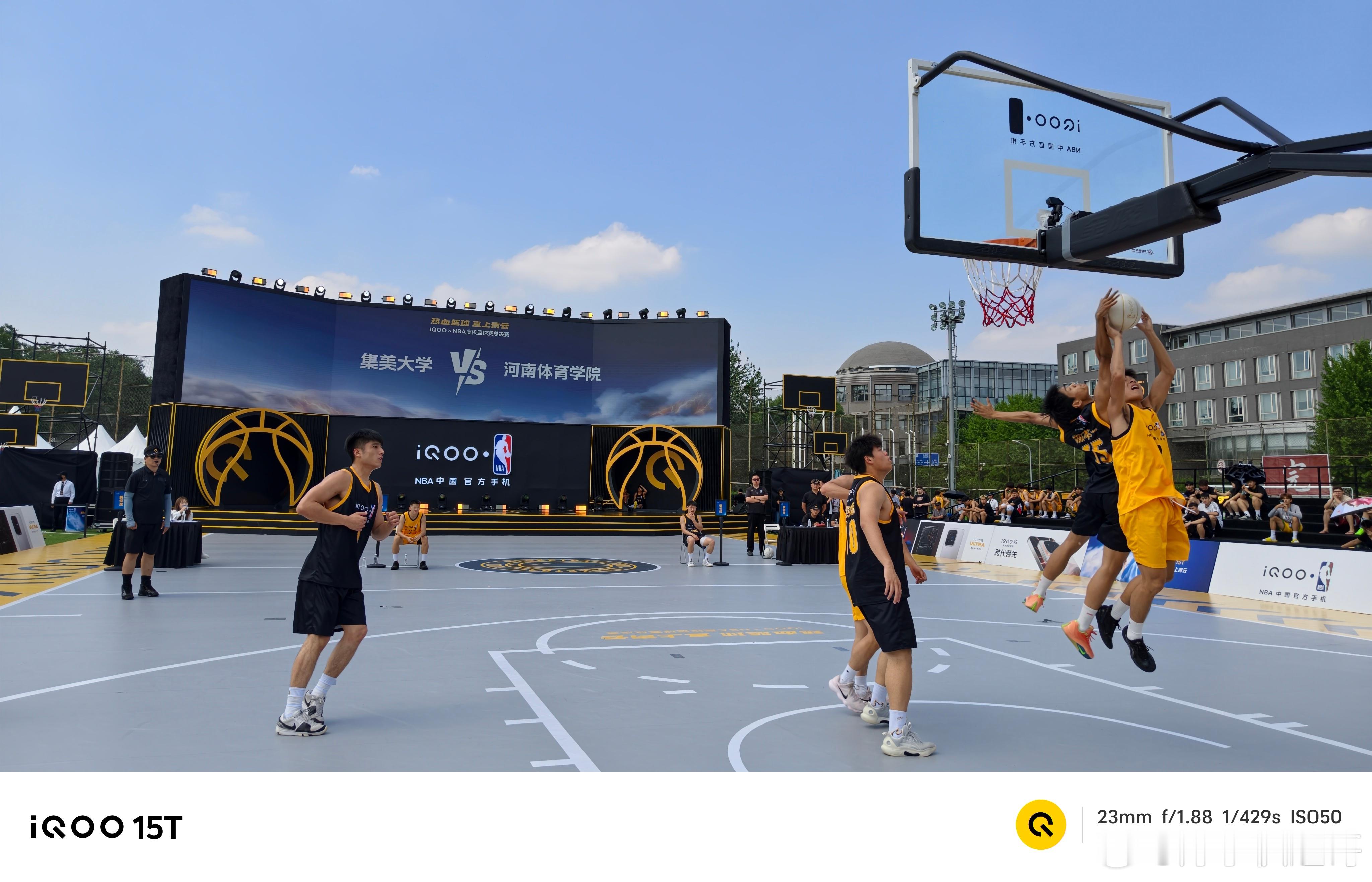 iQOOxNBA高校篮球赛本来是冲球星来的，结果被高校球员圈粉了！不仅洋溢着青春