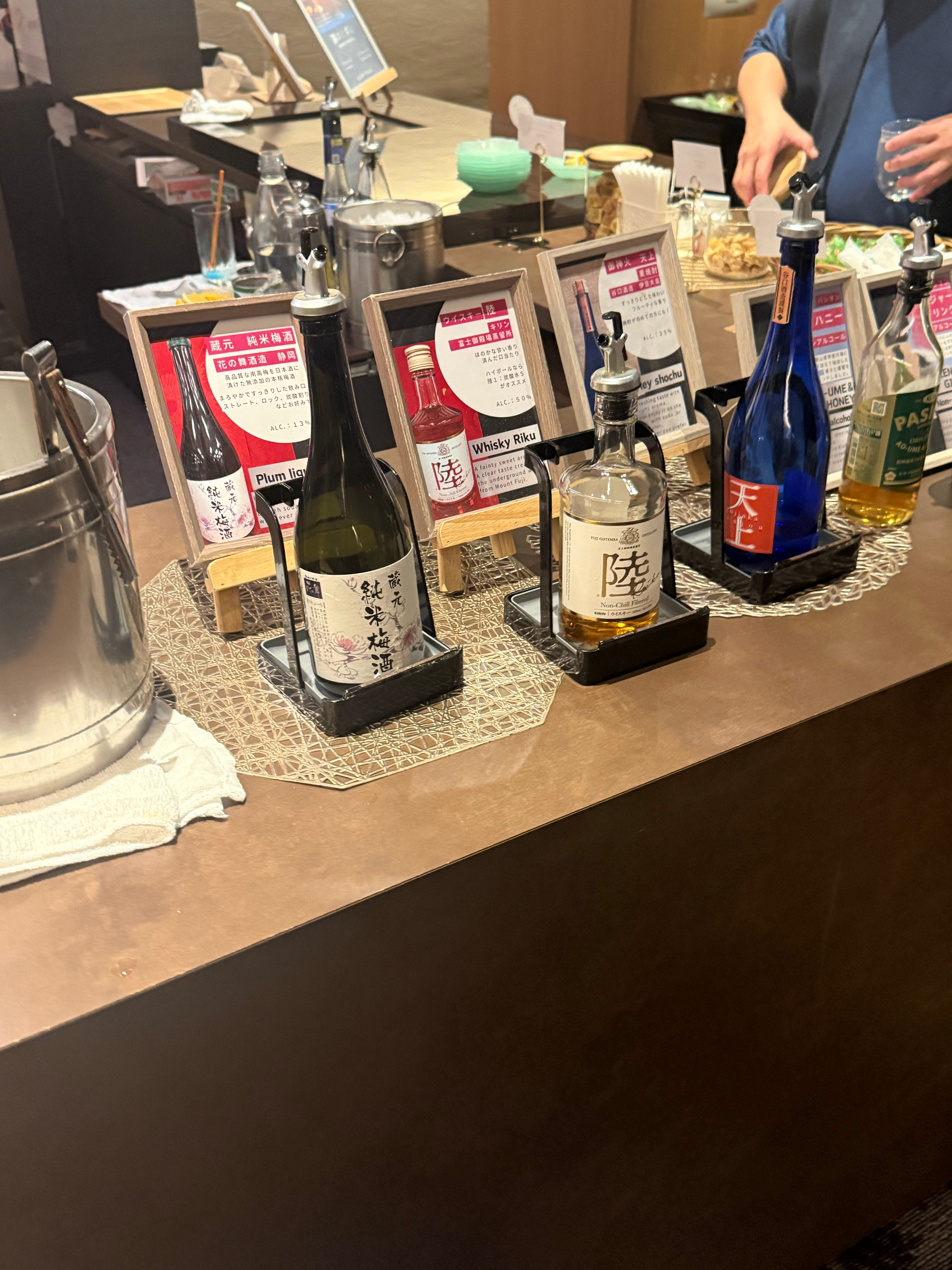 银水庄好爽 十点以后免费的酒  下次还来 lounge 24小时都有些吃的喝的 