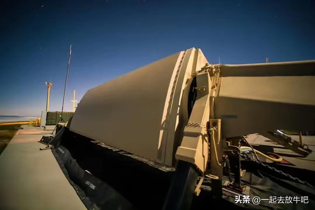 美制萨德反导系统的雷达摧毁照来了!
此前被美国吹的是可以拦截任何导弹，这下好了，