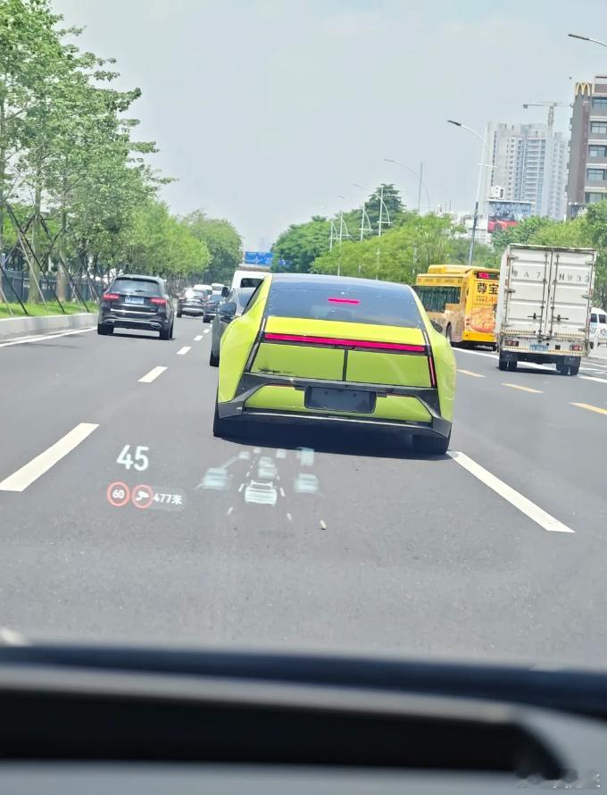 是的，新P7当时就在我前边开！ ​​​
