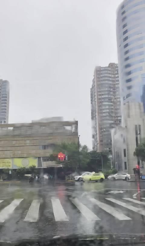 这雨下起来没完没了啊上海超话  ​​​