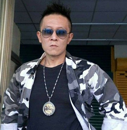 55岁演员家中去世数日，狗狗守候在旁，无数网友唏嘘！