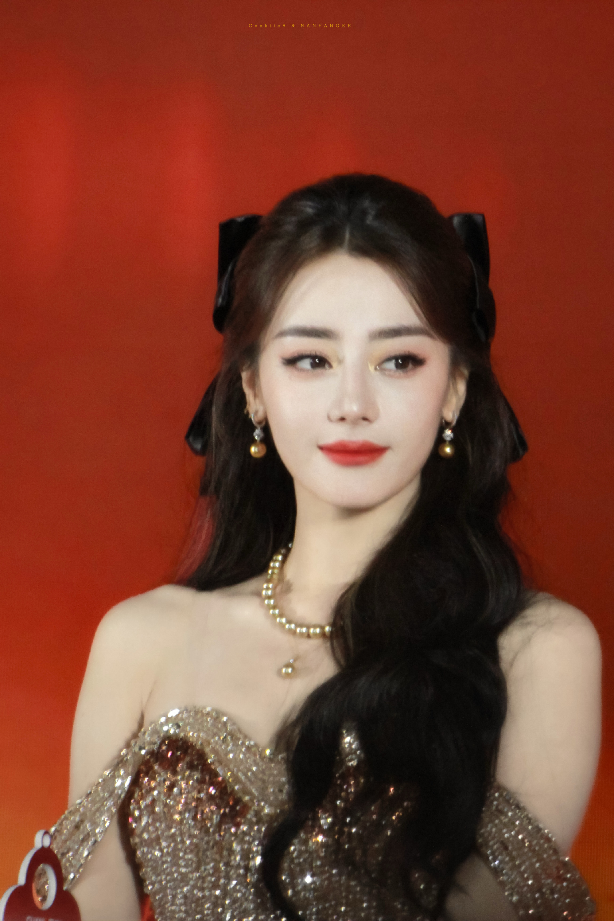 迪丽热巴裙子里面是牛仔裤dlrb迪丽热巴鞠躬感谢粉丝“喜欢海喜欢花喜欢日出和日落