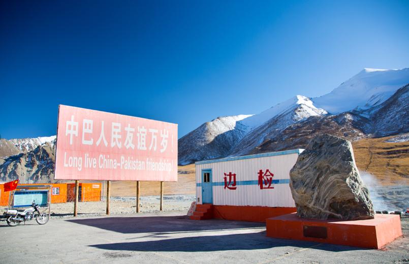 “中巴关系，比越南还危险！

中国在巴基斯坦投了数百亿美元，修了瓜达尔港，铺了中
