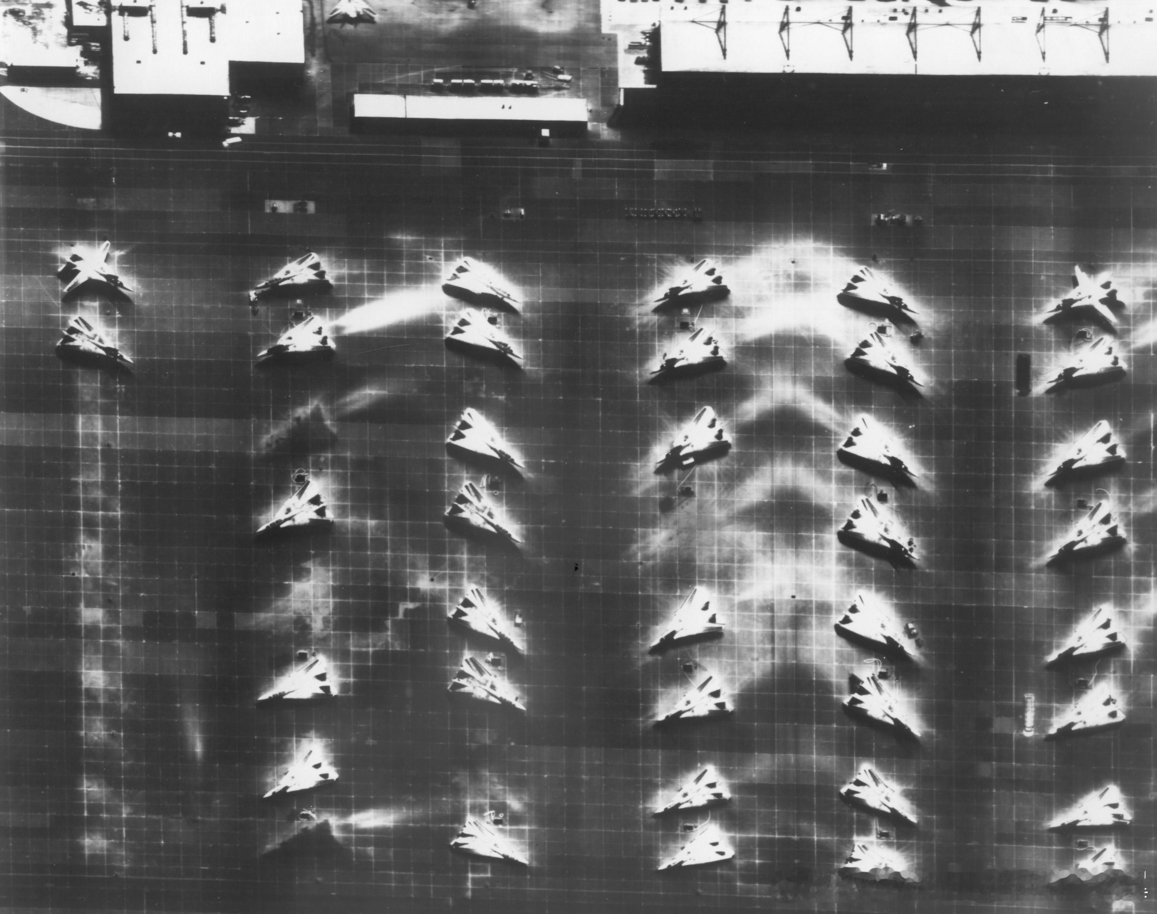 F-14用TARPS侦察吊舱拍摄的Oceana航空站的猫窝红外照片 ​​​