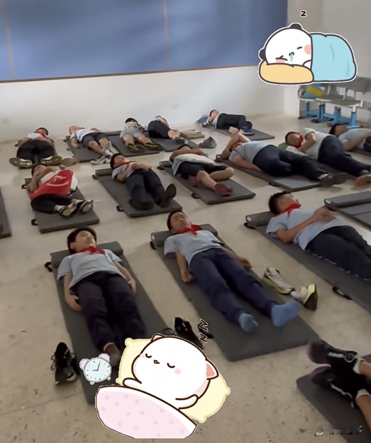杭州小学生午休是躺在垫子上，有专门的空教室，作为90后回想当初在教室里只能趴桌子