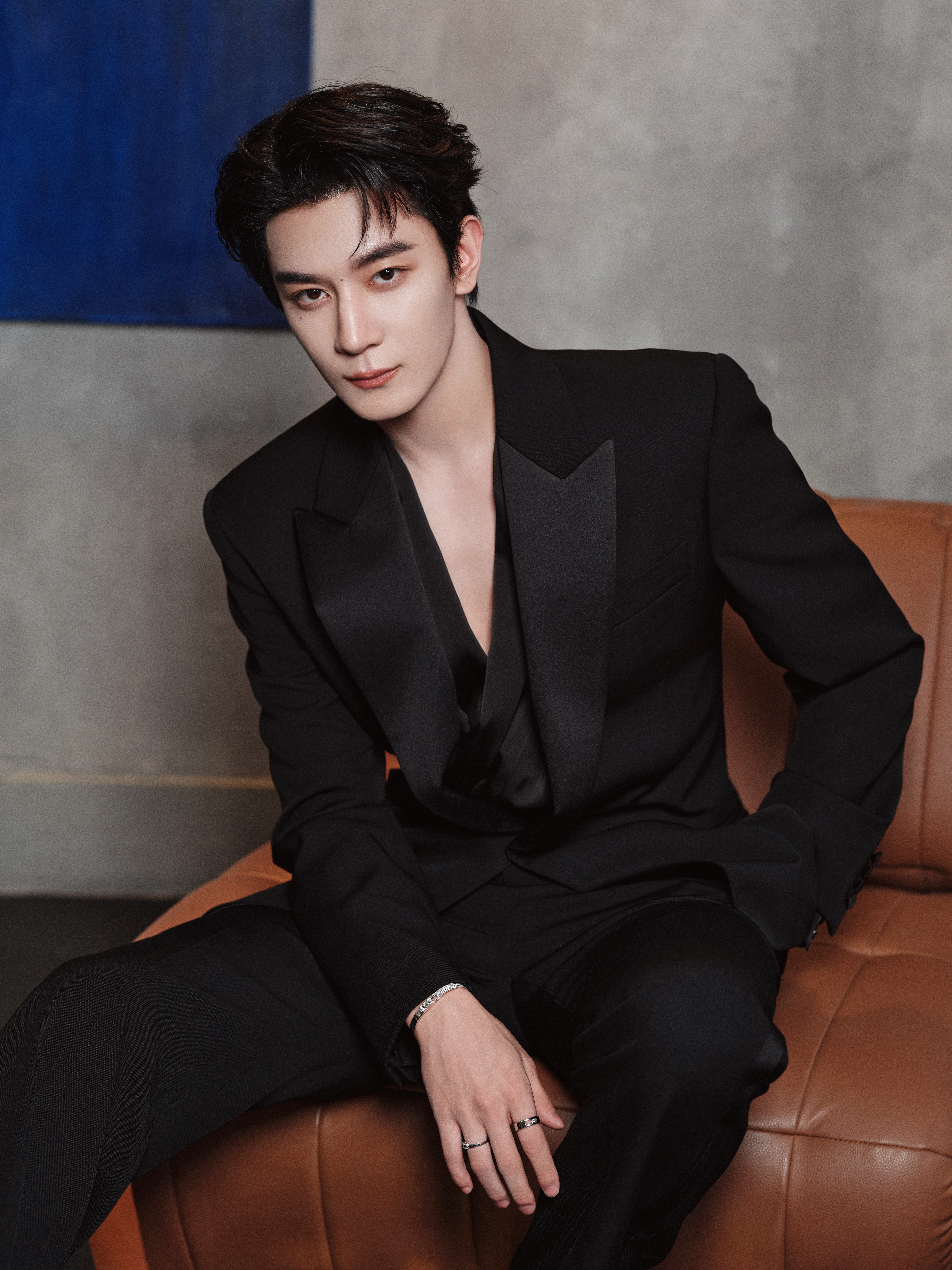 夏之光今日出席YSL美妆品牌活动造型图集，身着戗驳领黑色西服套装内搭缎面V领衬衫