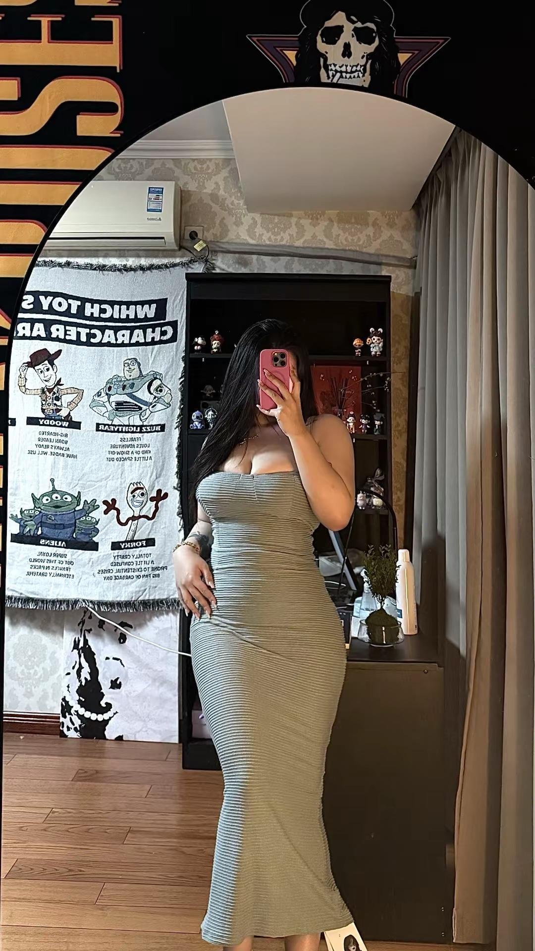 吊牌还没摘就已经开始欣赏自己了