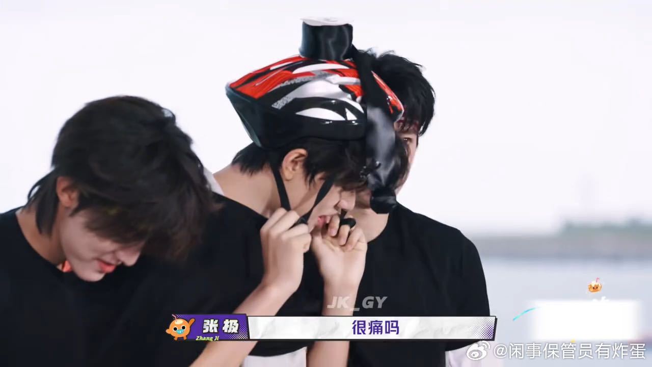 朱志鑫嘴比指压板硬朱志鑫破音了还说不痛一路向海的少年朱志鑫踩指压板疼到破音，生理