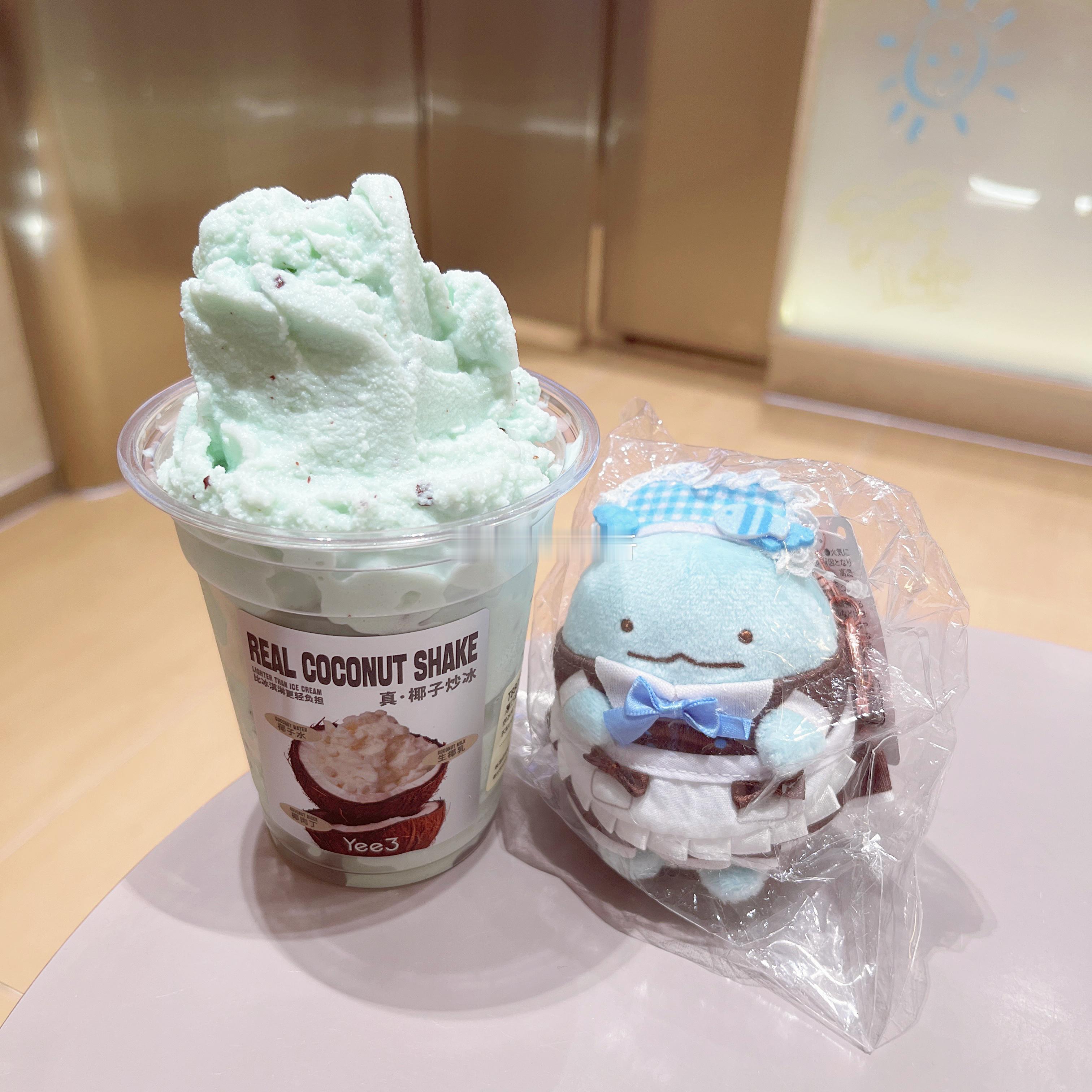 Yee的薄巧炒冰🥹终于吃上…其实是薄荷炒冰，巧克力太少了。旁边的女仆龙是帮朋友