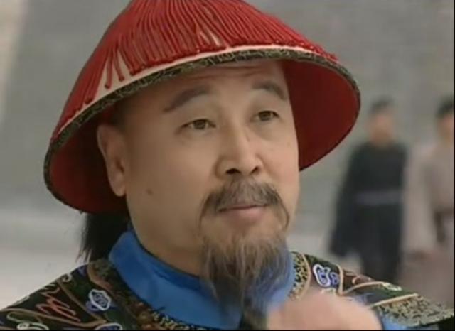 1782年，王亶望被抄家，当乾隆检查抄来的物品时，发现一件四条腿的裤子，上面绣满