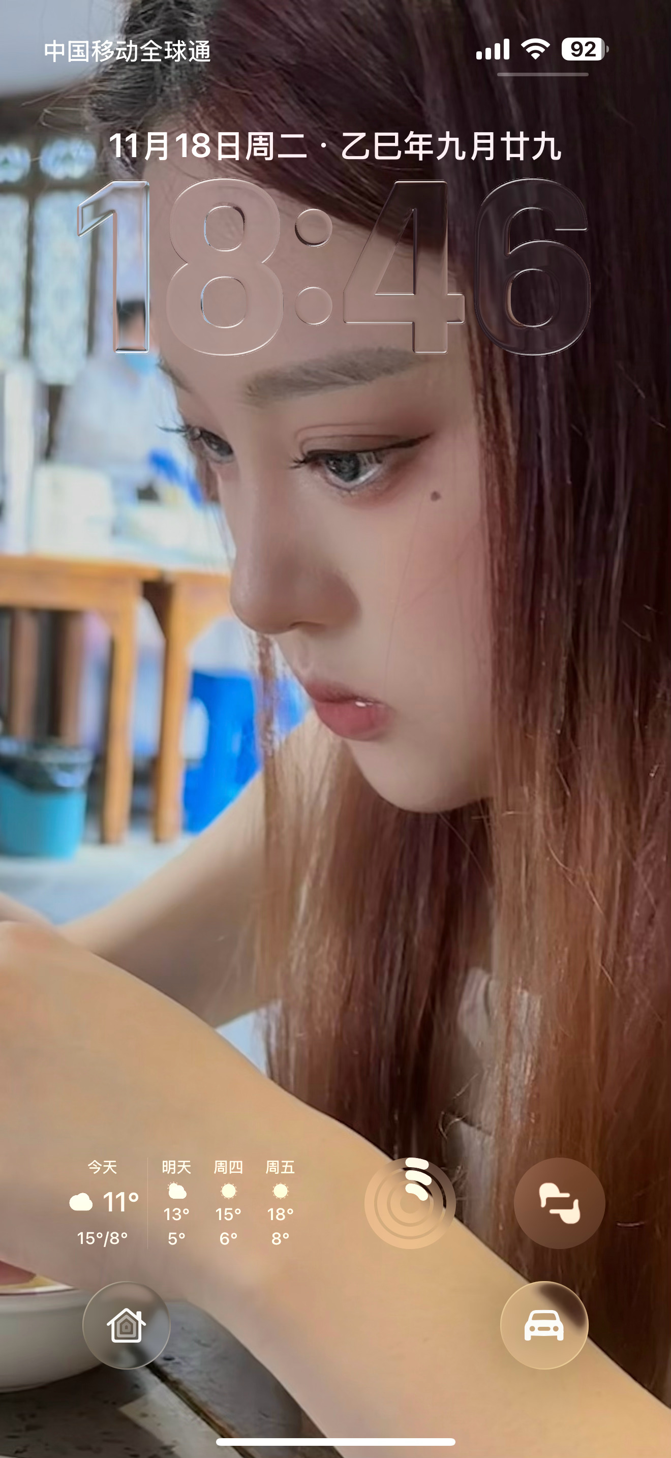 “时间的艺术”iOS 26.2版推出了超级的液态玻璃效果时间，这才是真正的iOS