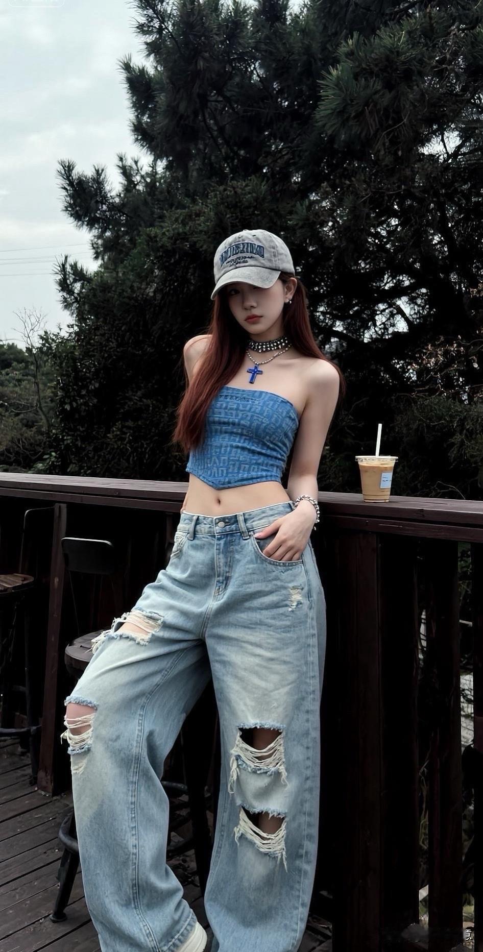 她怎么会不累呢?
她在最需要保护的时候，谁都指望不上，自己咬咬牙披上铠甲，眼含泪