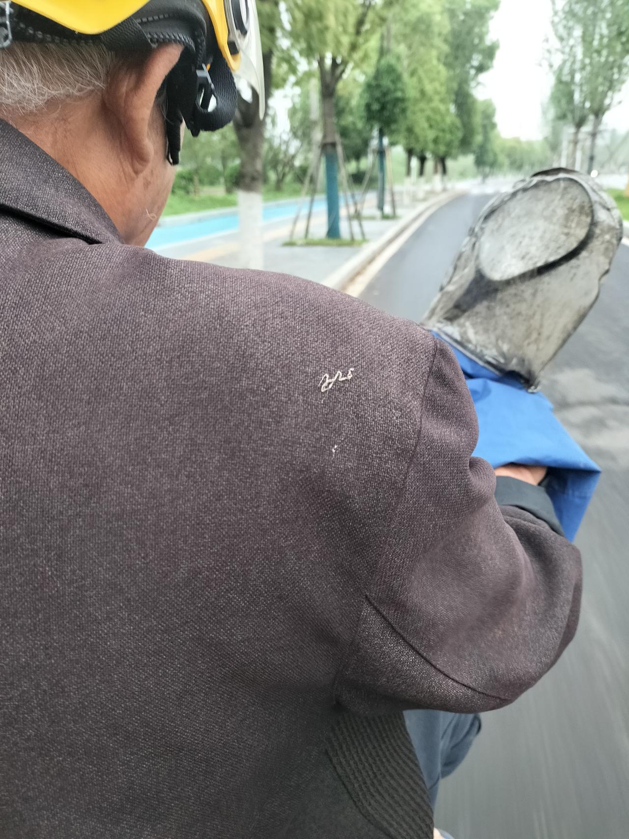 前天房东大叔骑电动车载着我去卖老母鸡，卖30元钱一斤呢，一只鸡就要卖150元钱，