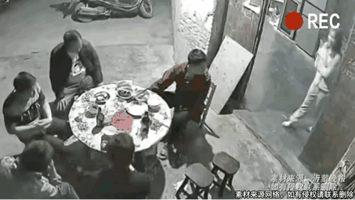 在这个场合上伤男人，这样是最伤感情的！
刷视频看到饭局上这么一出，哥们儿正跟发小