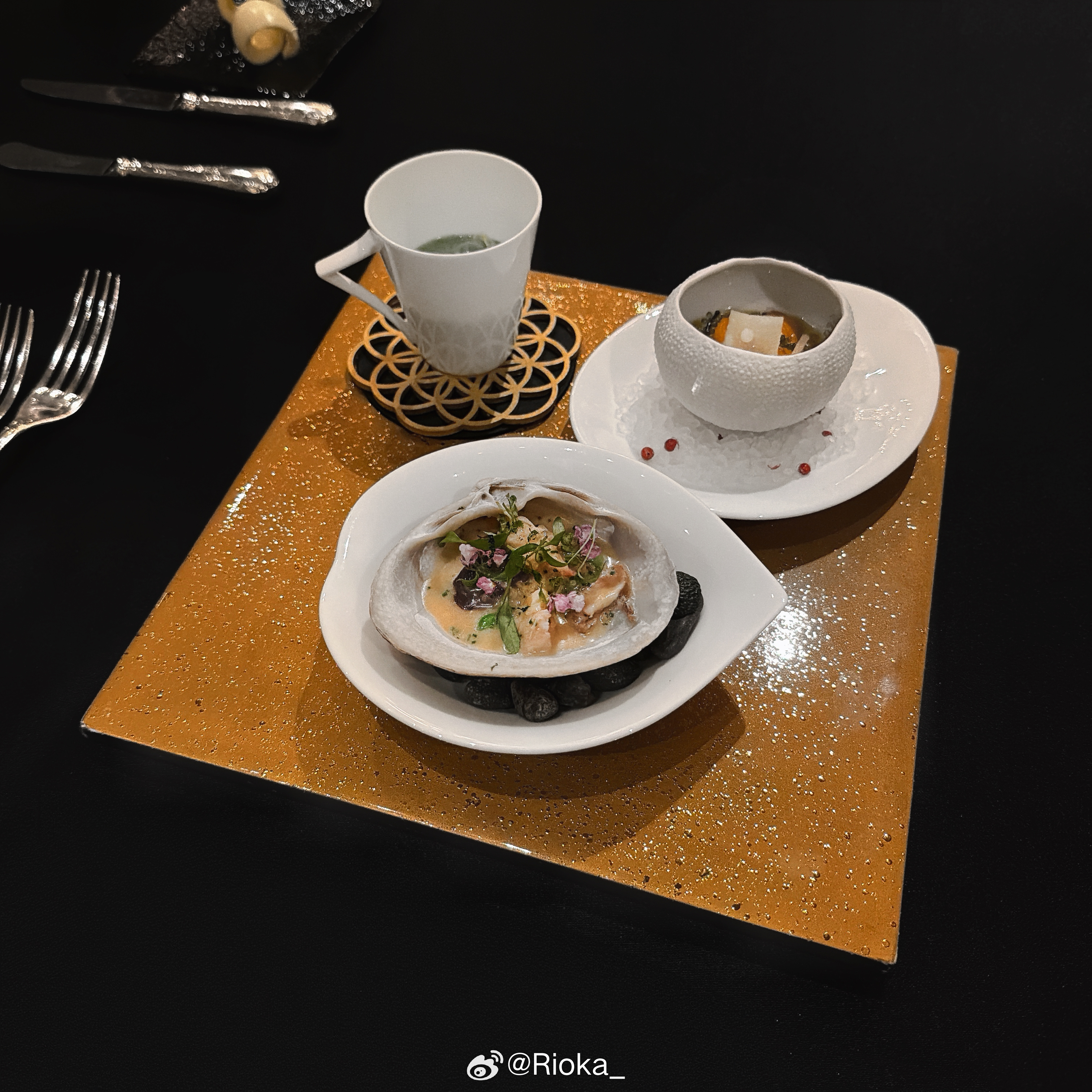整个用餐过程都在进行吃 / 不吃青蛙腿的哲学思辨🍴以至于除了蒜香炸蛙蛙，其余菜