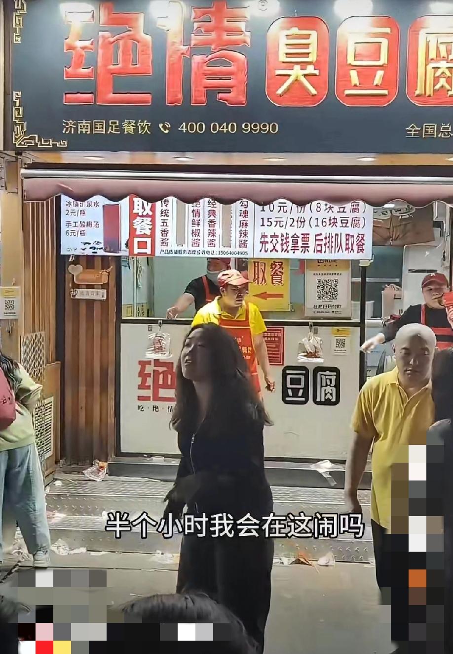 过年期间应该是女孩一直在上班没放假，最后一天了想提前两个小时陪爸爸回家过年不给假