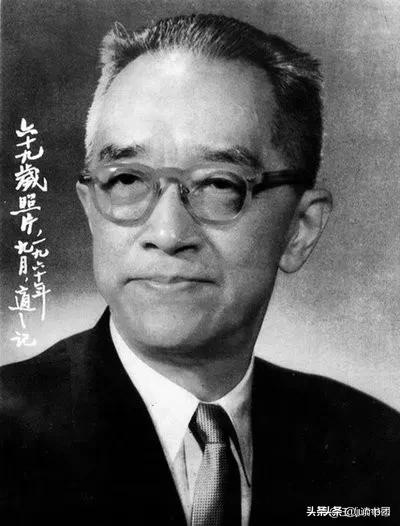 1925年冬天，北京一家报馆被一群人给烧了。理由很简单：那家报纸说的话，他们不爱
