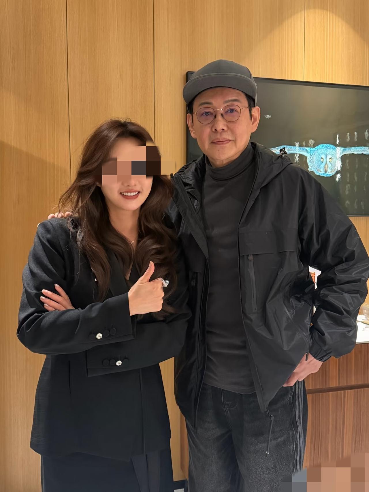 程前与朋友聚餐，无修图越来越像王志文，而他自己晒图却总要P图，两者反差挺大的!