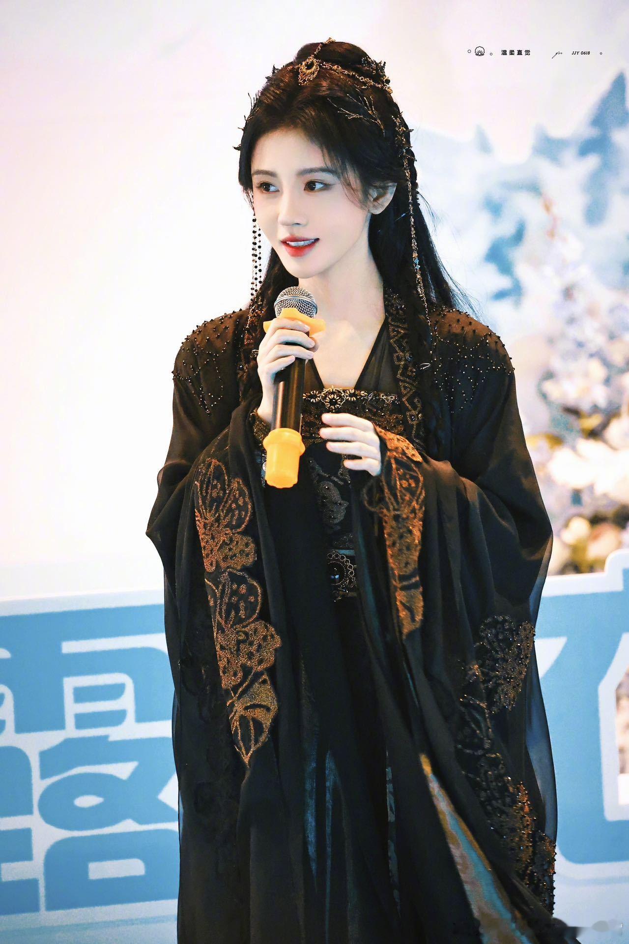 鞠婧祎的外貌 郭敬明的妆造  鞠婧祎新剧面纱造型，郭敬明打造恶女气质满分，颜值爆