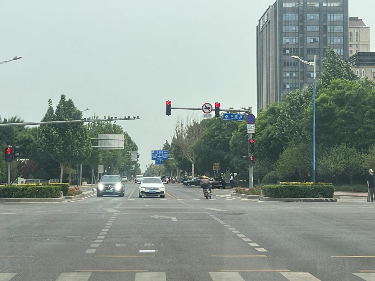 大白天就开上了远光灯，是不是有点不够环保了呢[打脸]