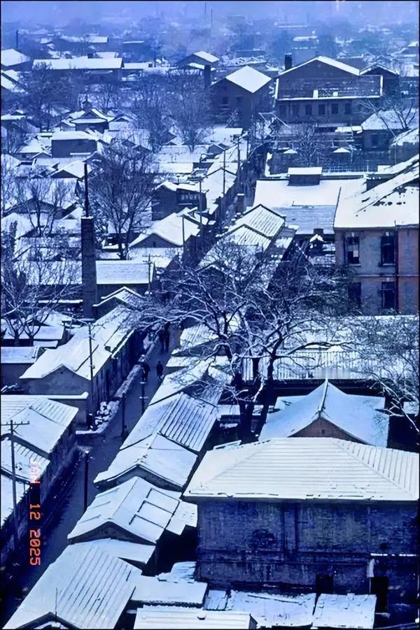 40年前
雪后的街道胡同居民平房区（北京）现在已经找不到这样大面积的的平房区了。