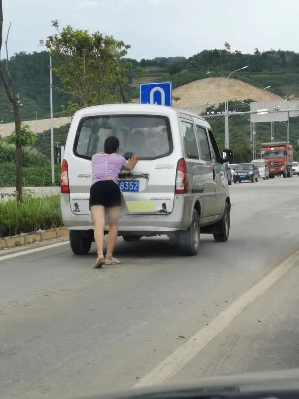 开宝马的女司机拦路借钱加油，杭州女子一时心软：不至于骗我吧！经警方侦查，被骗钱款