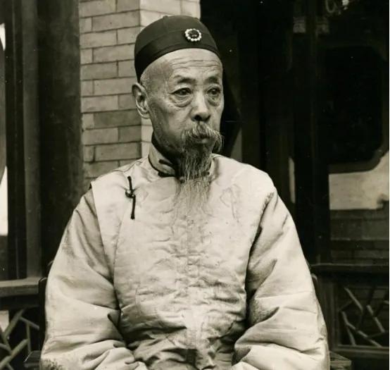 晚清第一贪！王爷提前把200亿存英国，大清亡了他却富得流油
 
晚清有个王爷，大