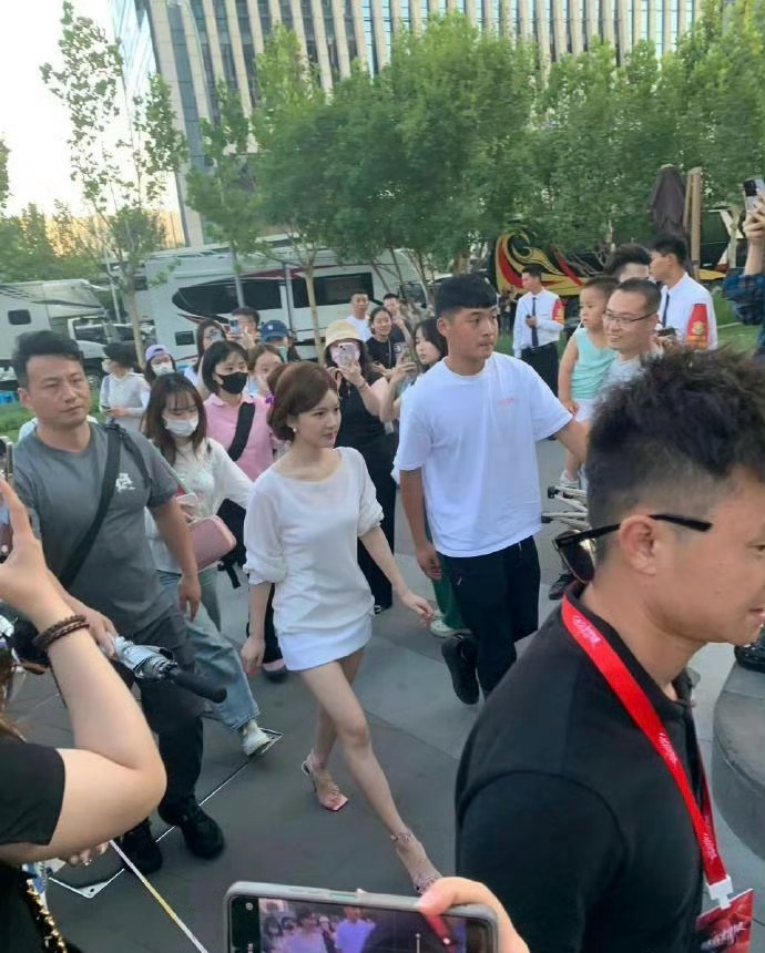 网友偶遇赵露思生图她终于证明了自己确实八十斤 