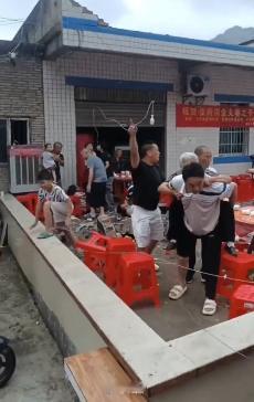 致5死升学宴主家事故现场晕倒 8月18日下午5点半左右，四川宜宾长宁县硐底镇新堡