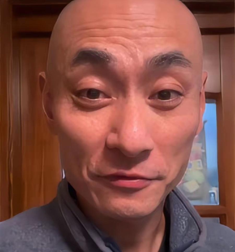 关于敲鼓乐团的创始人叶松源，我有三点疑问：第一，你2020年大肆宣传说自己是“太