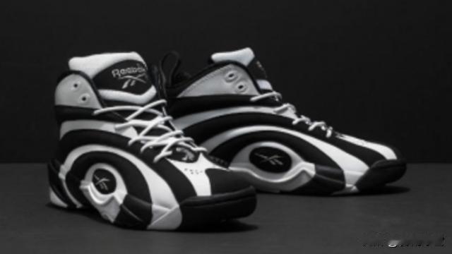 各种试鞋，此前与安德玛解约的库里今日穿锐步奥尼尔系列鞋出战
北京时间今日8点，勇