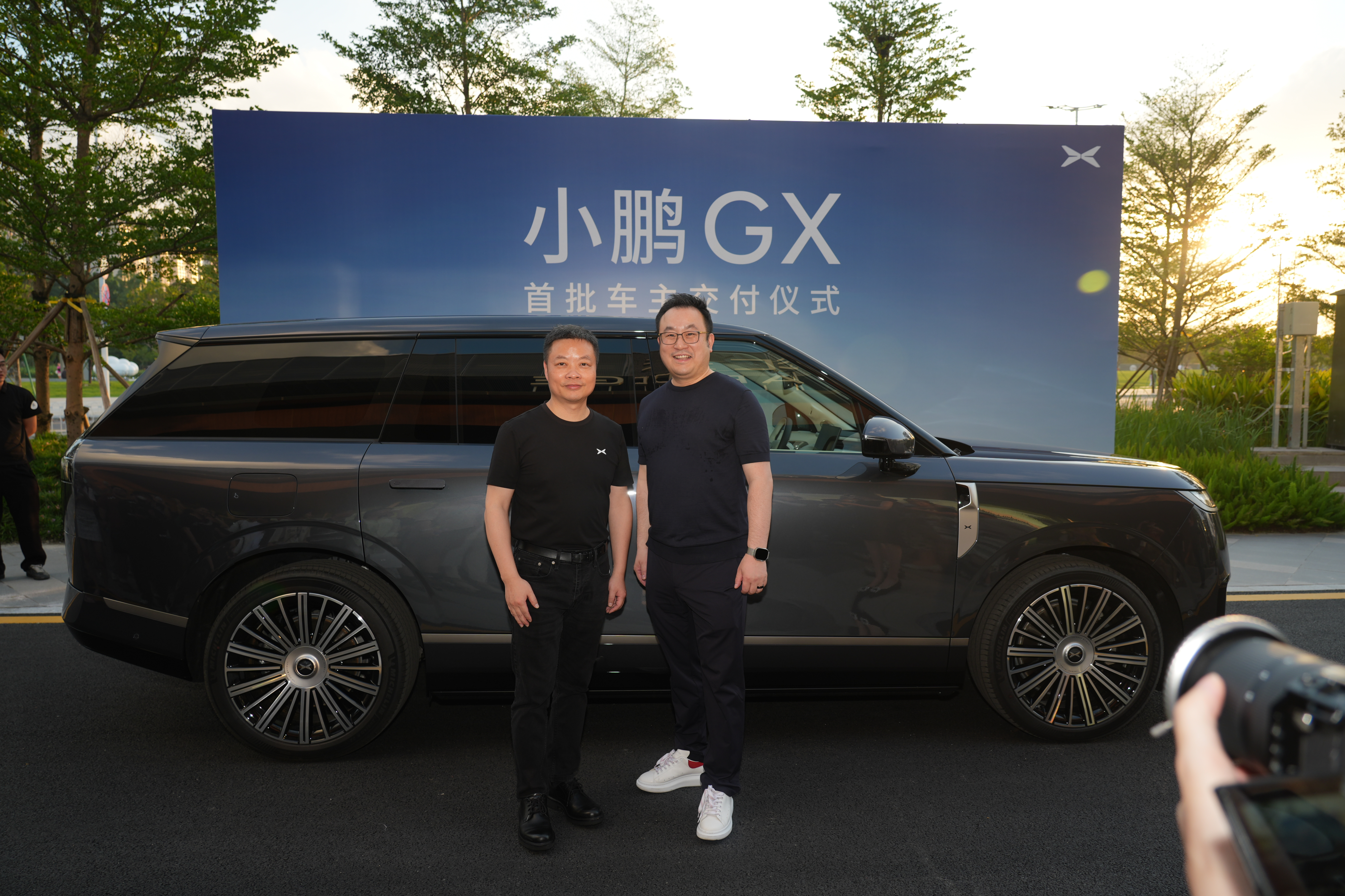 有些交付，交的是车。有些交付，交的是记忆。这次小鹏GX首批车主交付现场，何小鹏站