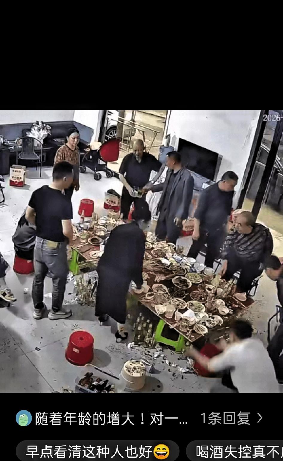 万万没想到。山东，男子邀请亲朋好友在家里聚餐，炒了几十个菜好心招待，可是吃着吃着