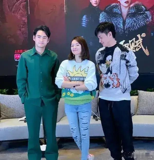 装萌只服章子怡！周一围对她一脸欣赏，感觉两个人的关系肯定很不错[哈哈] ​​​